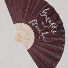 Vietnamese calligraphy fan with Breathe and Smile by Thich Nhat Hanh — front view; Éventail de calligraphie vietnamienne — variante Respire et souris