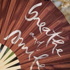 Vietnamese calligraphy fan with Breathe and Smile by Thich Nhat Hanh; Éventail de calligraphie vietnamienne — variante Respire et souris
