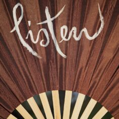 Éventail de calligraphie vietnamienne — variante Écoute