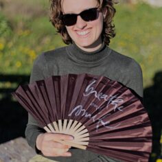 Vietnamese calligraphy fan with Breathe and Smile by Thich Nhat Hanh — front view; Idée de cadeau du Dharma — éventail de méditation du Village des Pruniers