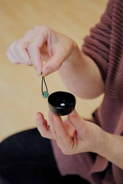 Compact miniature bell held in palm — pocket-sized meditation bell for practice on the go; Petite Cloche japonaise miniature compacte— cloche de méditation format de poche pour la pratique quotidienne