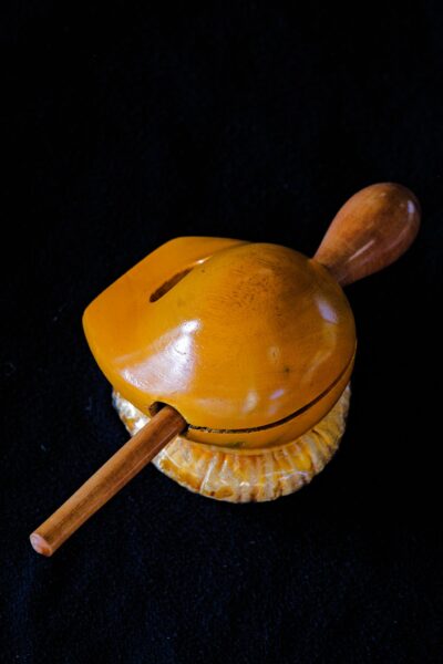 Wooden fish Buddhist temple block for chanting — traditional Mõ instrument handcrafted from jackfruit wood; Poisson de bois pour le chant bouddhiste — instrument traditionnel Mõ sculpté à la main en bois de jacquier
