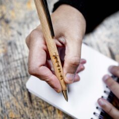 Stylo à bille durable en bois de hêtre certifié FSC avec le message gravé : "Vous êtes suffisant."