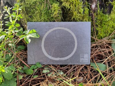 Calligraphie de Thich Nhat Hanh sur ardoise, conçue pour être durable et adaptée à tous les environnements, que ce soit à l'intérieur ou à l'extérieur