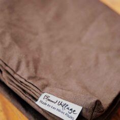 Detail of cotton meditation mat cover made in France, Plum Village Shop. Détail de la housse de tapis de méditation en coton, fabriquée en France, Le Village des Pruniers