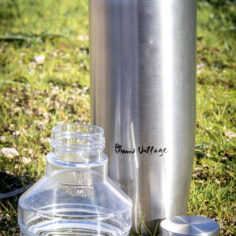 Plum Village Insulated Stainless Steel Water Bottle 750ml opened; Grande gourde isotherme en acier inoxydable Plum Village 750ml