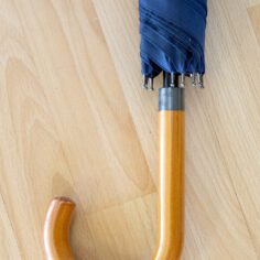 Sturdy handle of Plum Village Calligraphy Umbrella made of wood for a elegant touch; Poignée élégante en bois du parapluie Calligraphie Plum Village