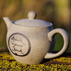 Plum Village Tea Pot; Théière en céramique pour la méditation du thé, gravée de la calligraphie Bois ton nuage du Village des Pruniers