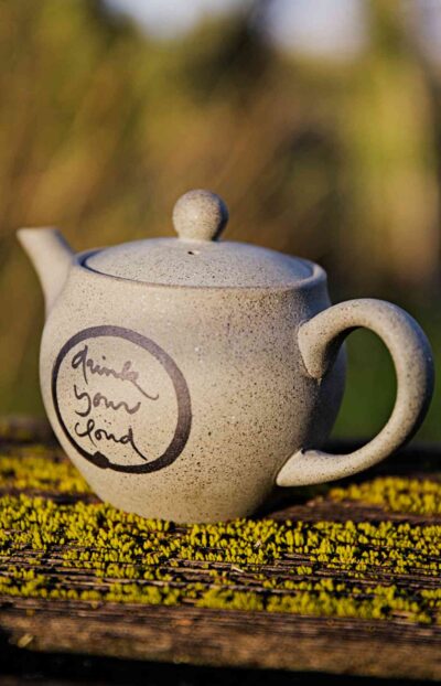 Plum Village Tea Pot; Théière en céramique pour la méditation du thé, gravée de la calligraphie Bois ton nuage du Village des Pruniers