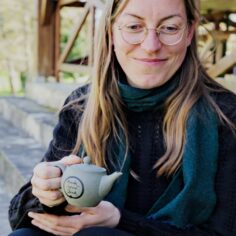 Practitioner Holding Tea Pot; Pratique de la méditation du thé avec une théière en céramique — moment de pleine conscience