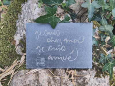 Je suis chez Moi Je suis Arrivé  | Caligrafía de Thich Nhat Hanh en pizarra